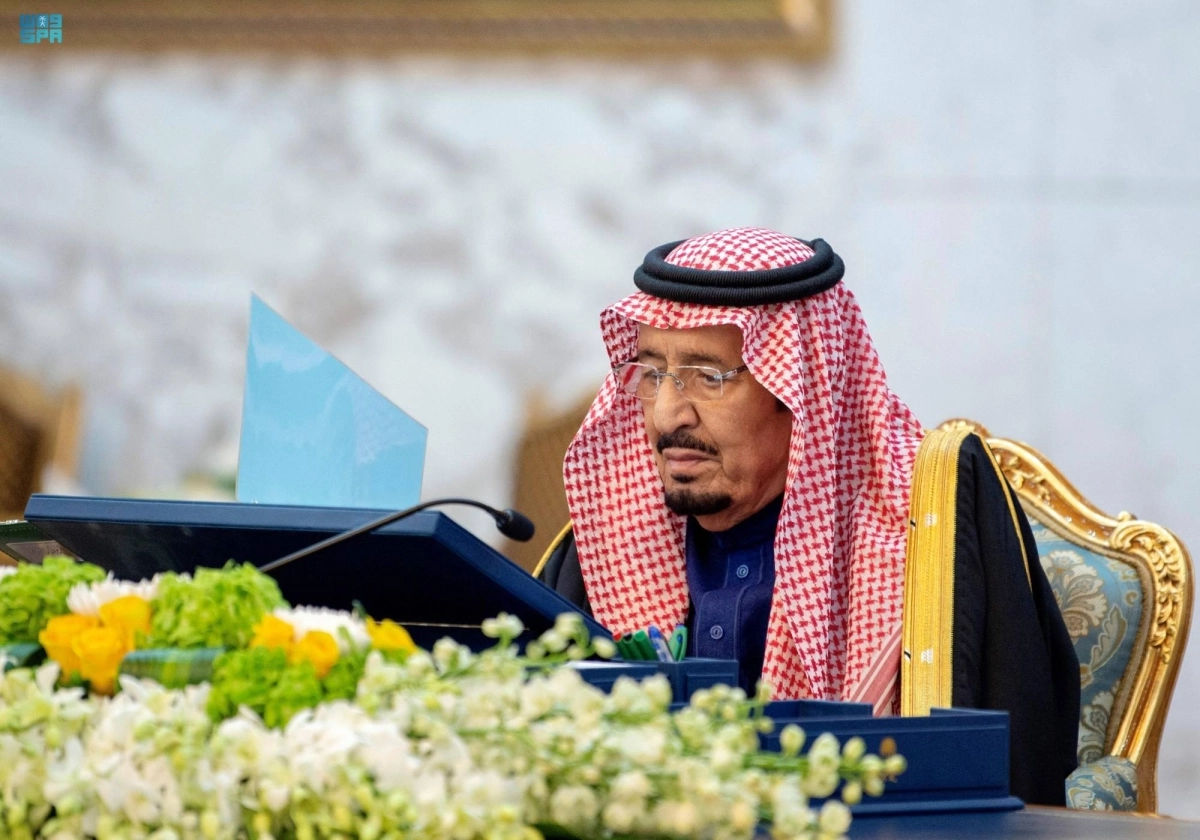 خادم الحرمين لدى ترؤسه جلسة مجلس الوزراء أمس (مكة)