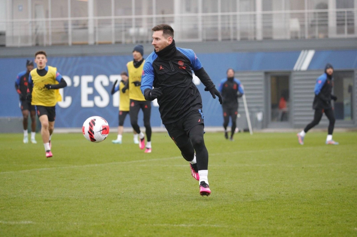 

ميسي خلال تدريبات باريس أمس