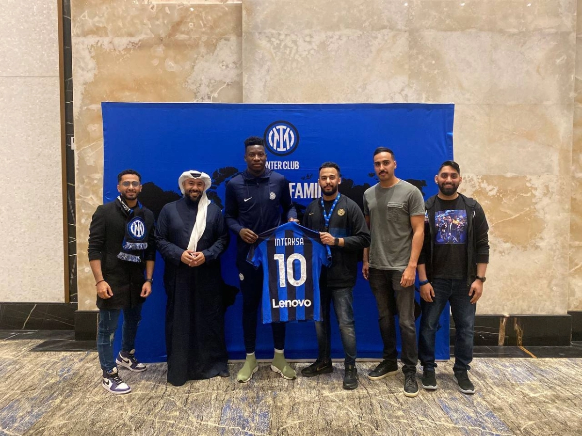 

أونانا مع أعضاء رابطة مشجعي إنتر في السعودية