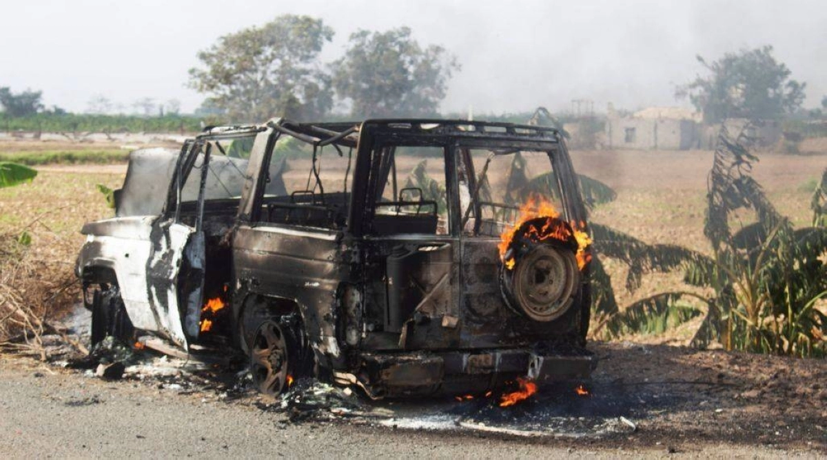 

أثر أحد التفجيرات في أبين                                        (مكة)