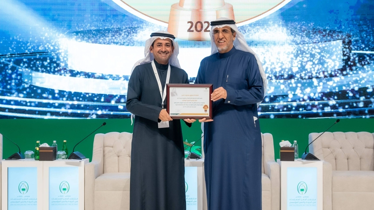 

القصبي يسلم السعدون الجائزة                           (مكة)