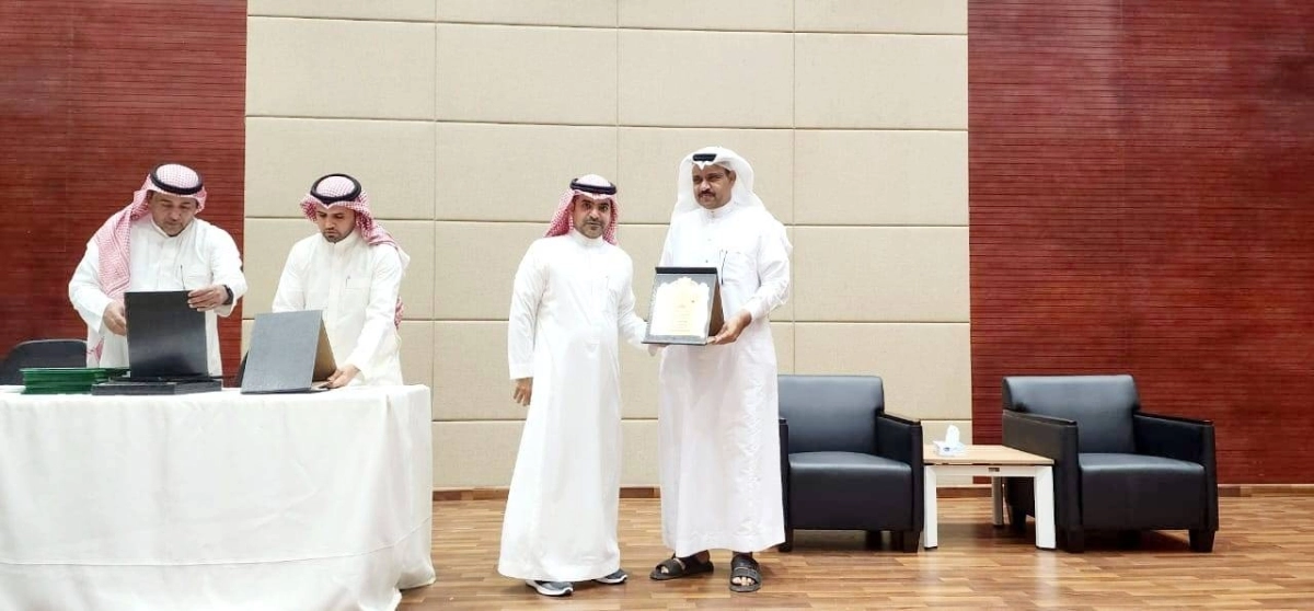 

من تسليم الشهادات للمتدربين                                          (مكة)