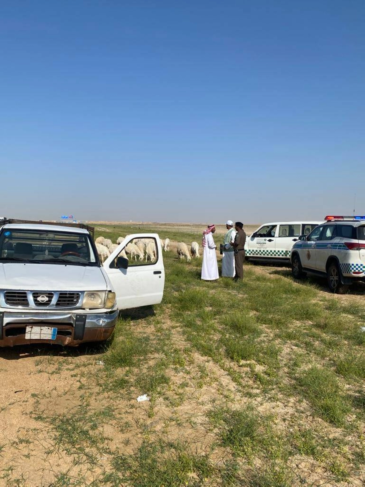 

فريق الرقابة خلال تحرير المخالفة              (مكة)