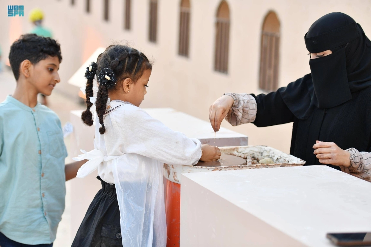 

طفلان يتدربان على صنع الفخار                                  (مكة)