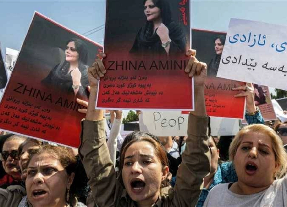 

إيرانيات يحتججن على قمع الملالي