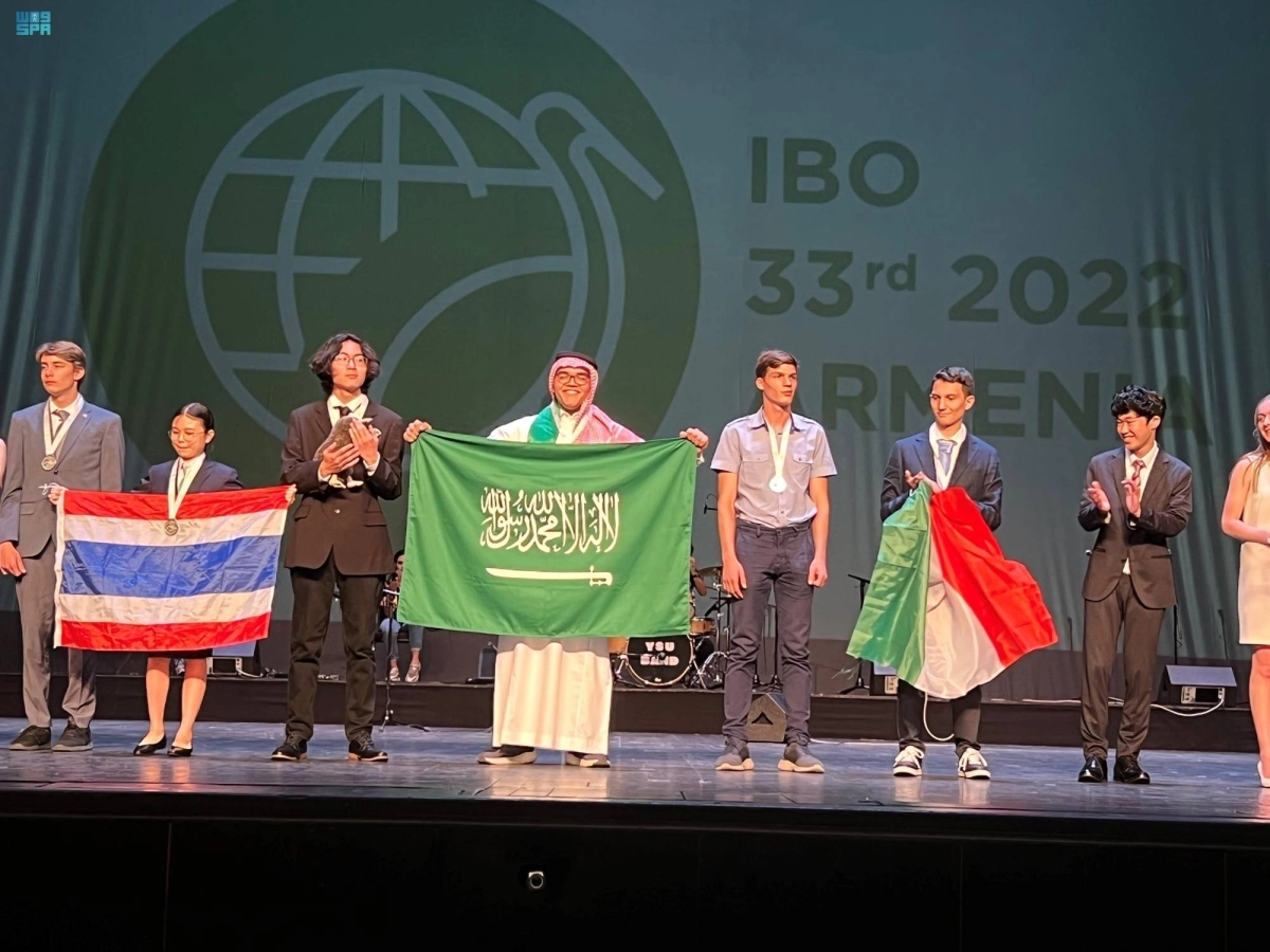 

 رفع علم المملكة خلال إعلان الجوائز              (مكة)