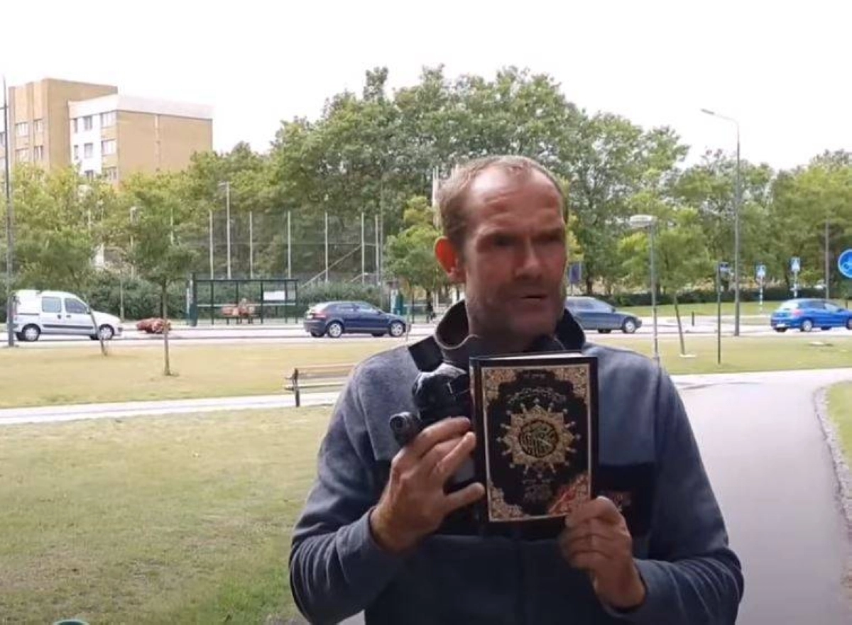 

السويدي المتطرف يمسك بالمصحف قبل ارتكاب جريمته