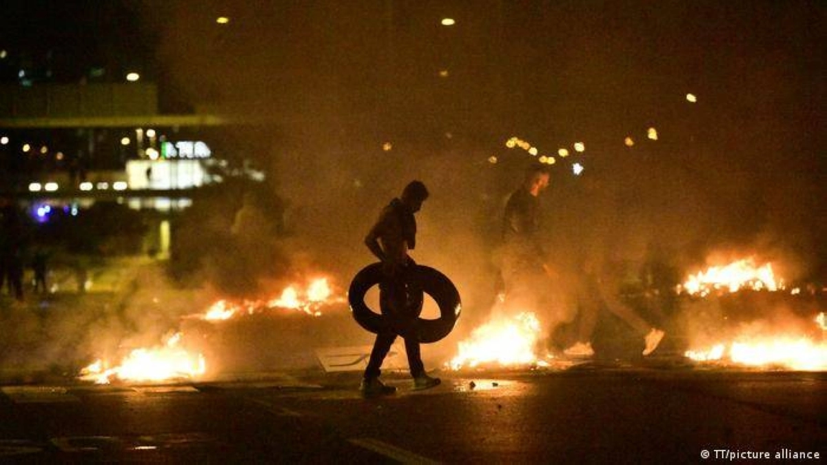 

الحادث العبثي الذي استفز المسلمين حول العالم                   (مكة)