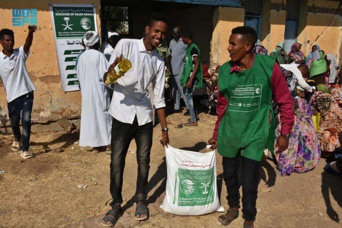 

شابان سودانيان يحملان سلة سعودية