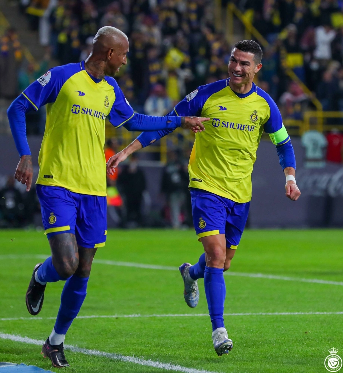 

تاليسكا يحتفل مع رونالدو بالهدف