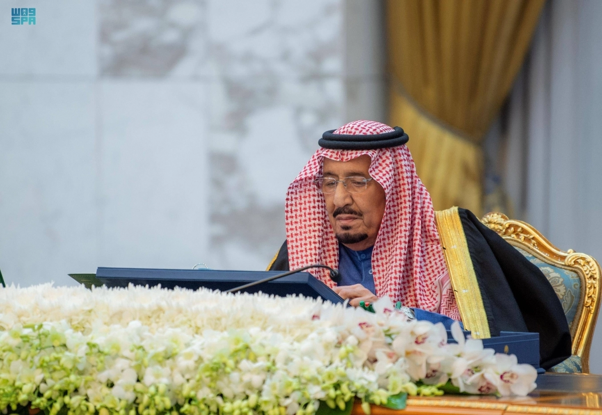 الملك سلمان لدى ترؤسه جلسة مجلس الوزراء أمس                                                                                   (واس)