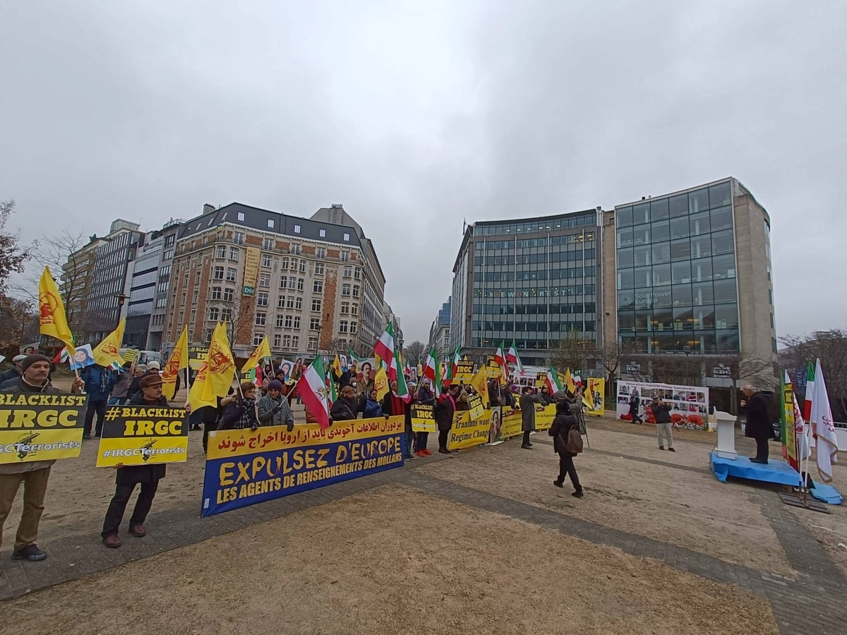 إيرانيون يتظاهرون في باريس