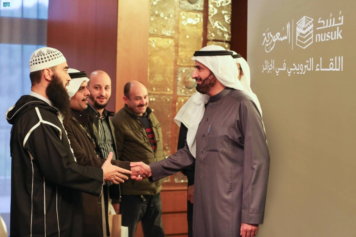 الربيعة خلال لقائه مسؤولي الحج والعمرة بالجزائر (مكة)