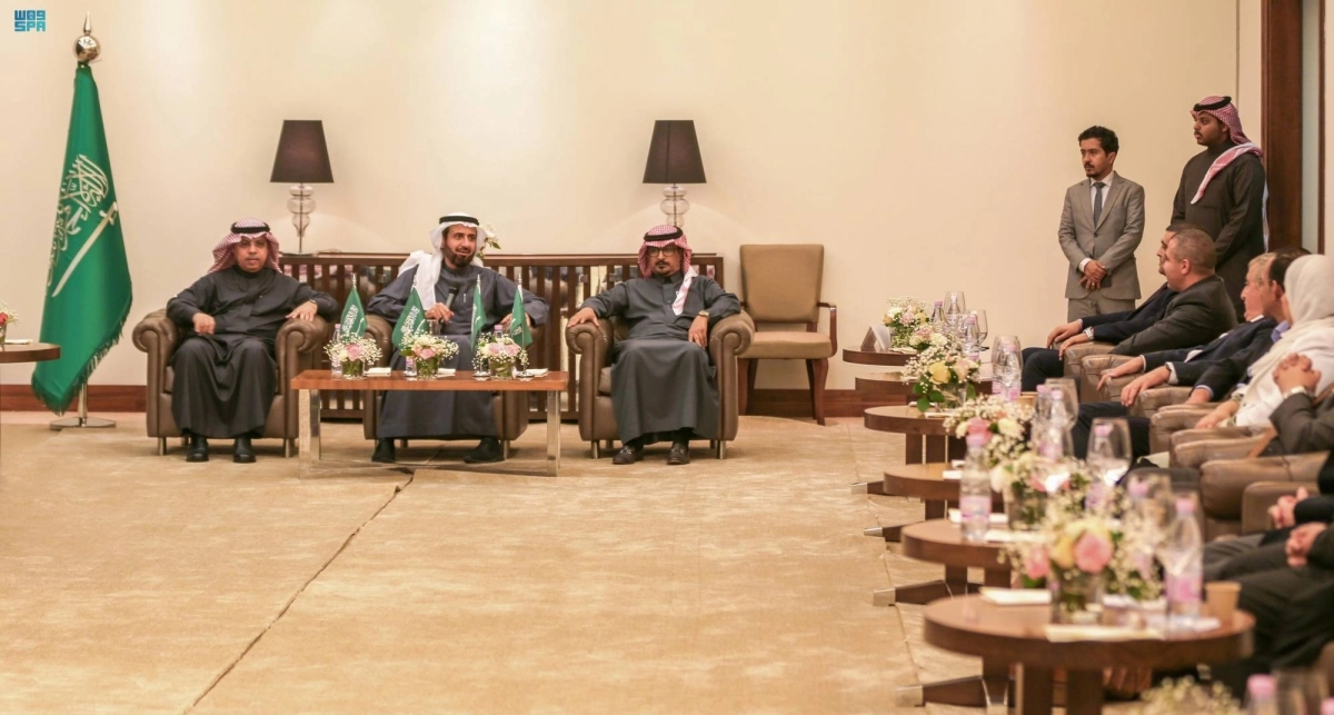 

الربيعة خلال لقائه مسؤولي الحج والعمرة بالجزائر                                     (مكة)