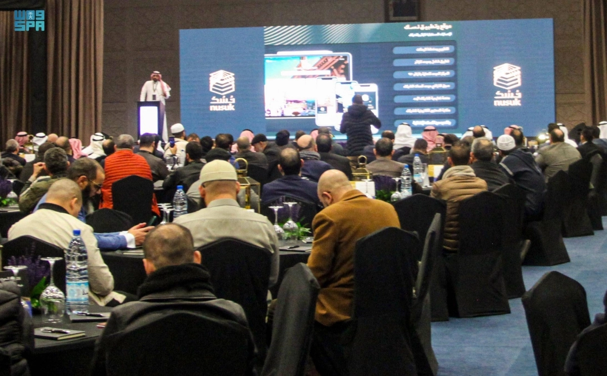 الربيعة خلال لقائه مسؤولي الحج والعمرة بالجزائر (مكة) 