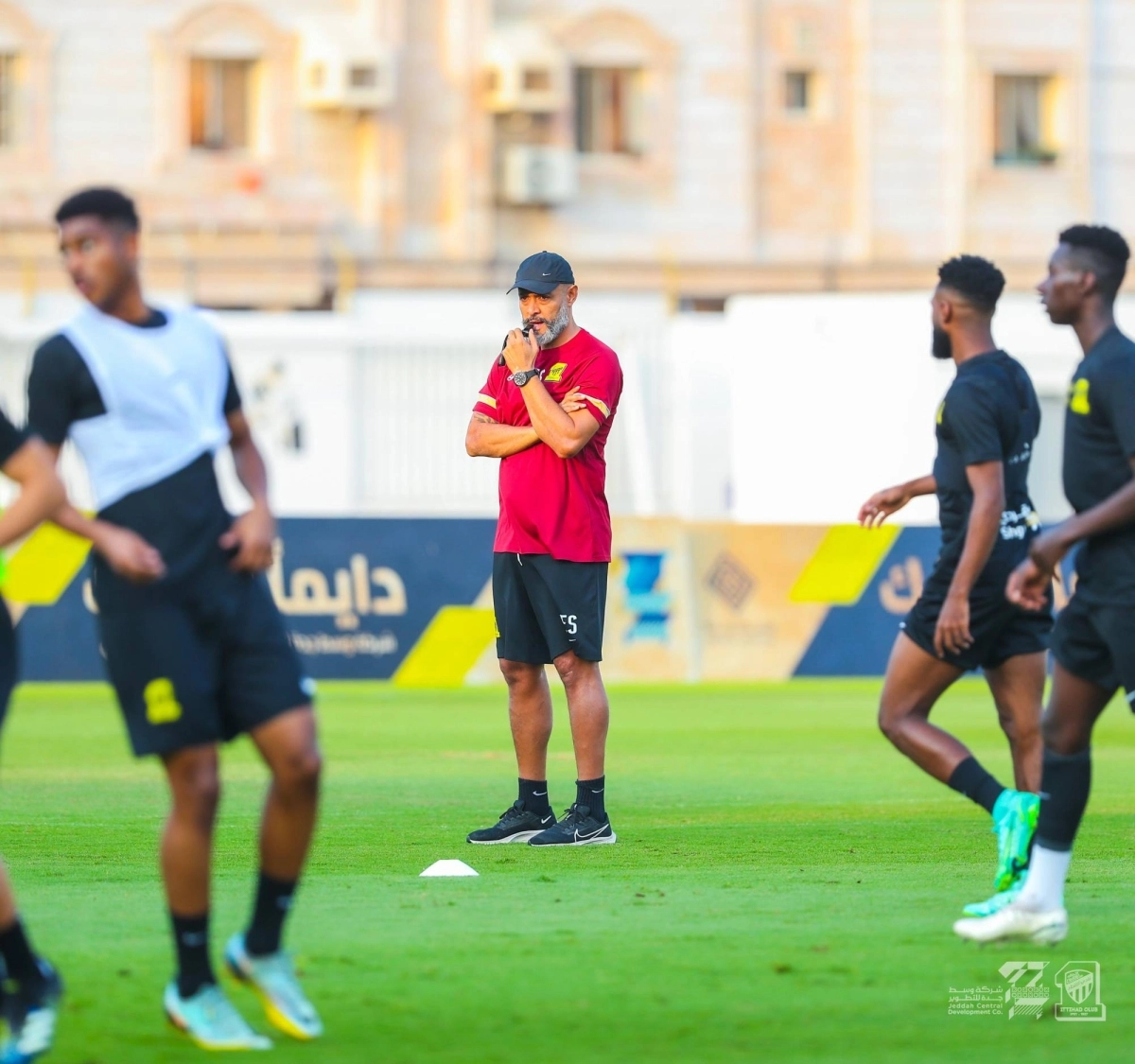 

سانتو يتابع استعدادات الاتحاد