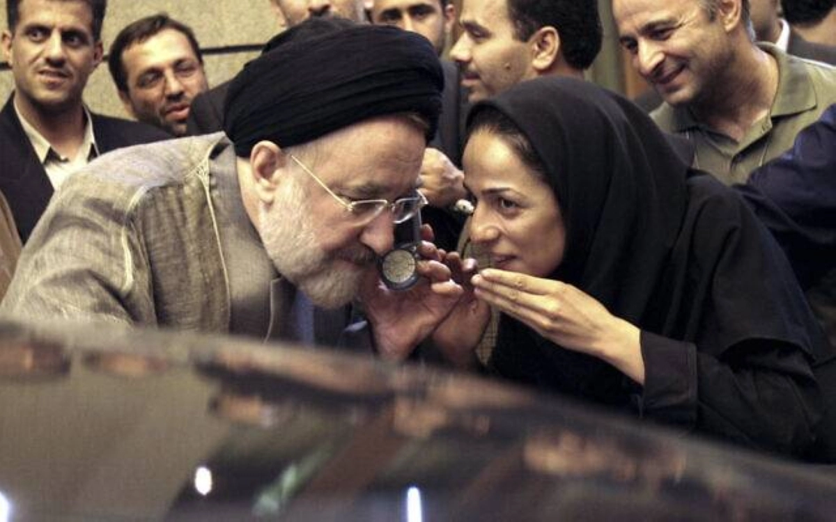 

والدة مسيح مع الرئيس الإيراني السابق خاتمي                    (مكة)