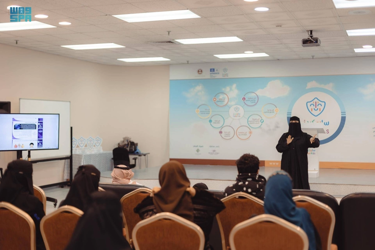 

درس توعوي تلقيه إحدى المختصات                                              (مكة)