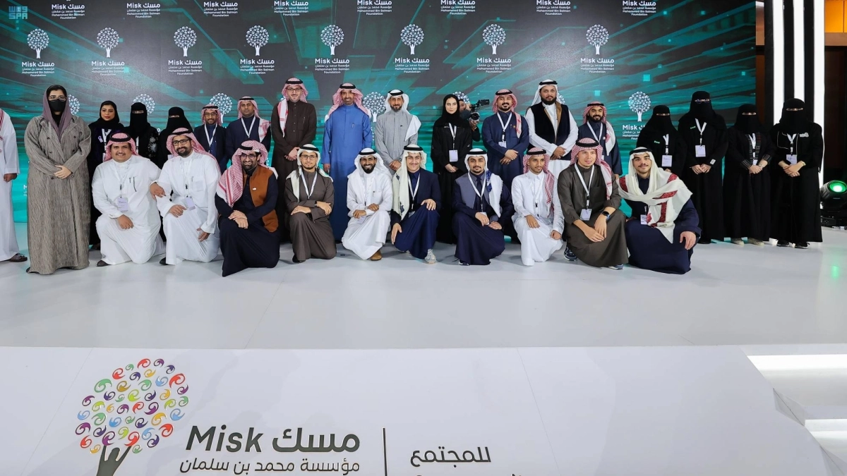 

أحمد الراجحي يتوسط المكرمين                                                                             (مكة)