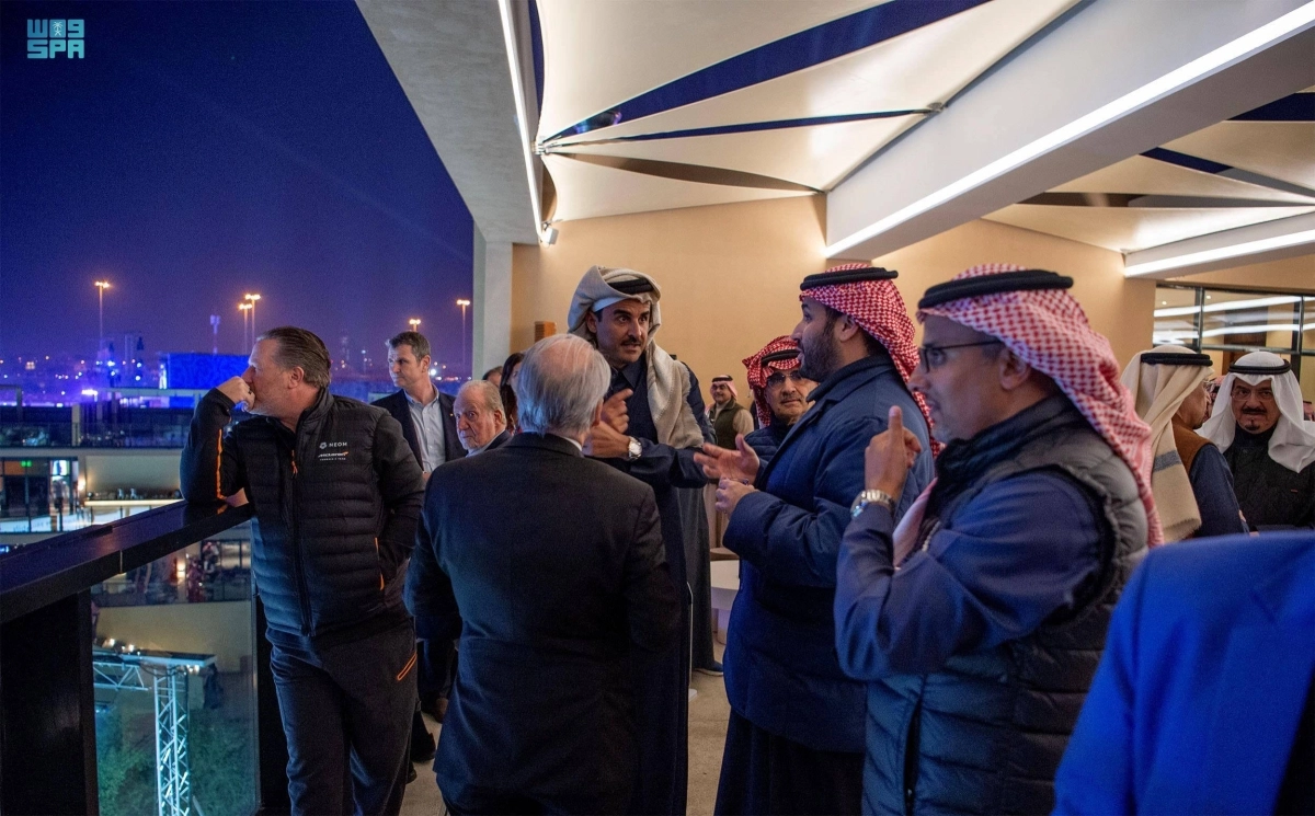 

الأمير محمد بن سلمان خلال متابعته السباق