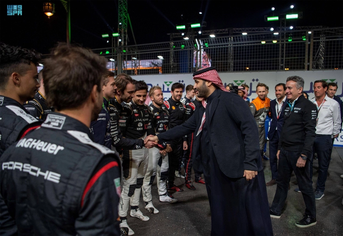 

الأمير محمد بن سلمان مصافحا مشاركين في السباق