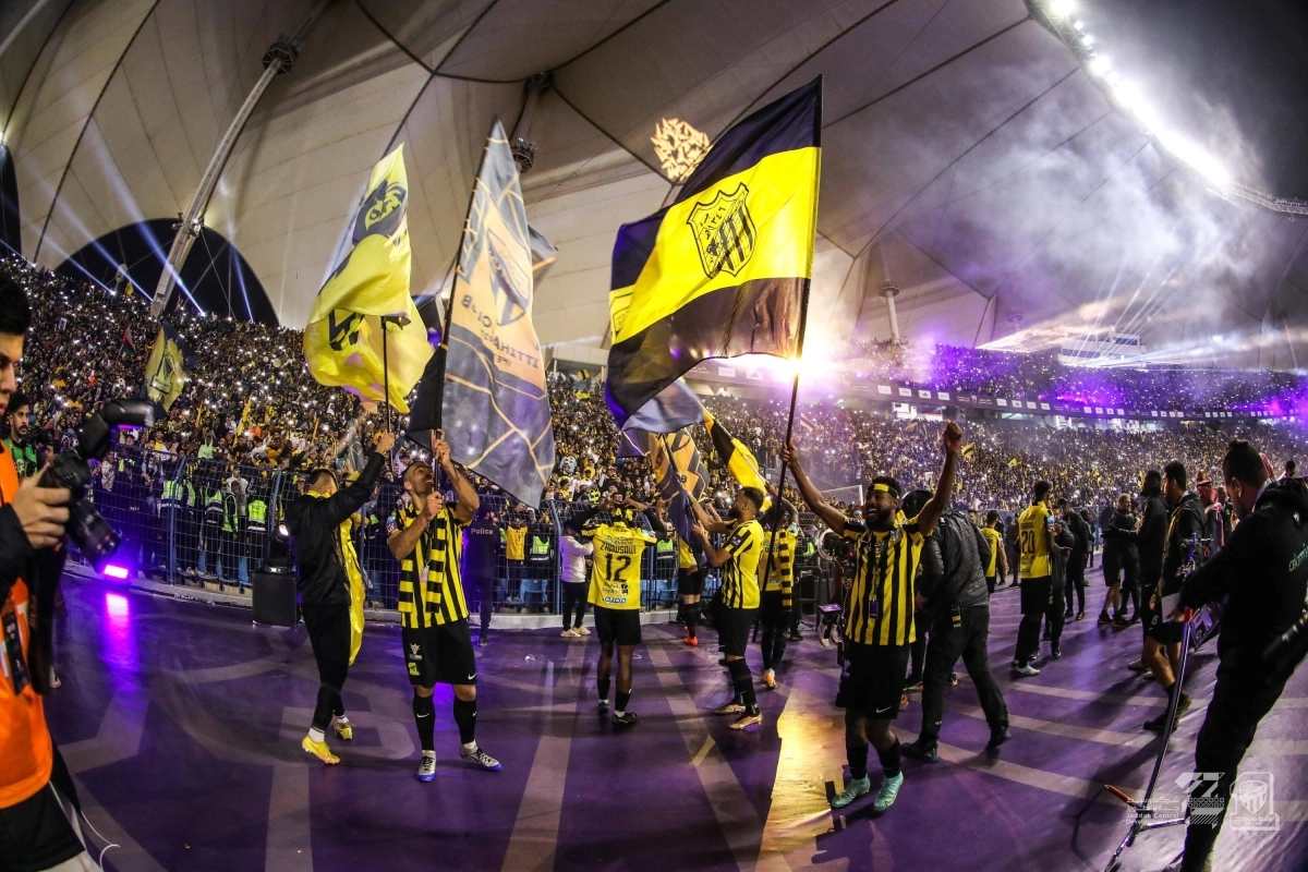 لاعبو الاتحاد يحتفلون مع الجماهير