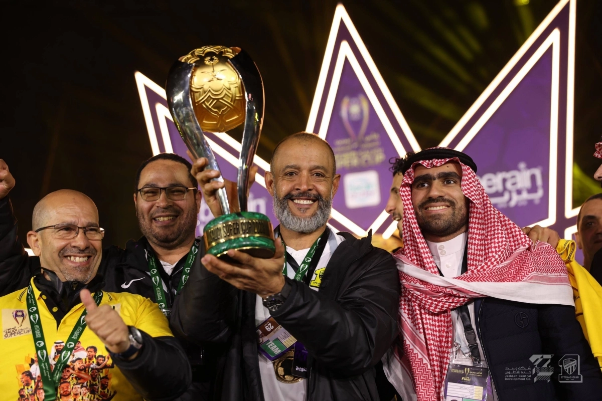 

أحمد كعكي وسانتو بعد التتويج