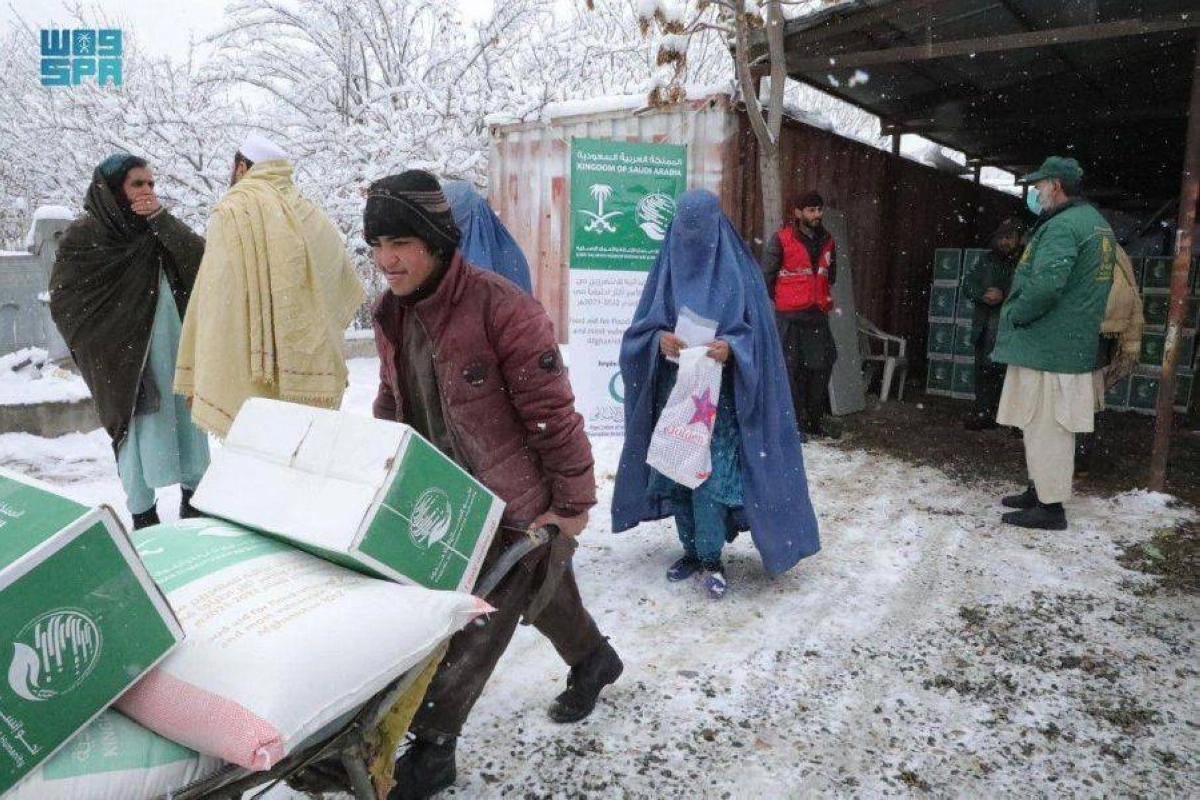 

أفغان مبتهجون بالحصول على السلال (واس)