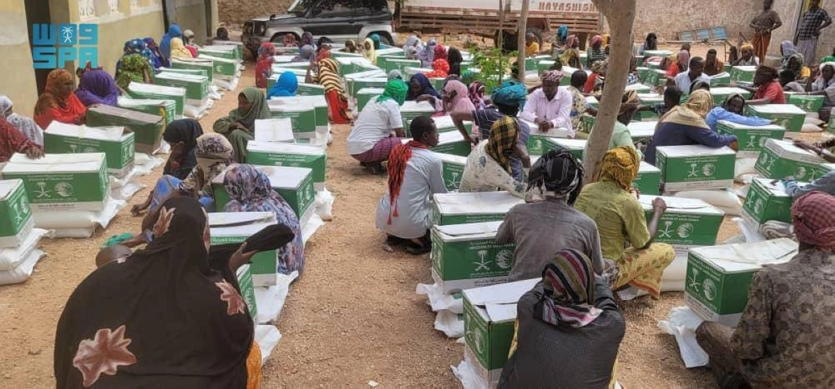 

صوماليون بعد تسلم سلالهم الغذائية