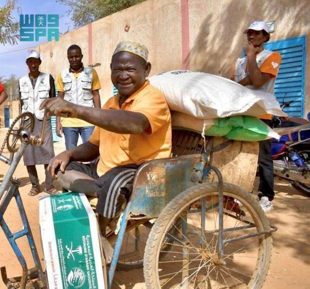 

مسن من النيجر سعيد بالحصول على السلة