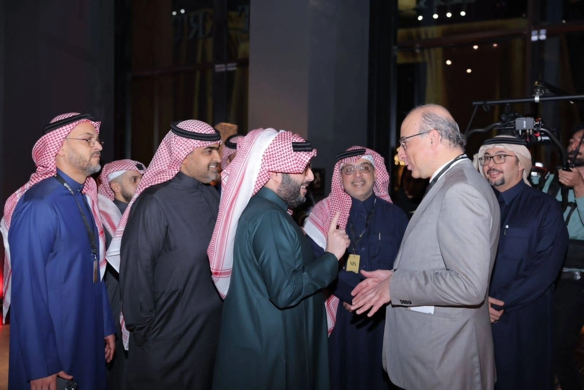 آل الشيخ يتحدث مع ضيوف الحفل (مكة)