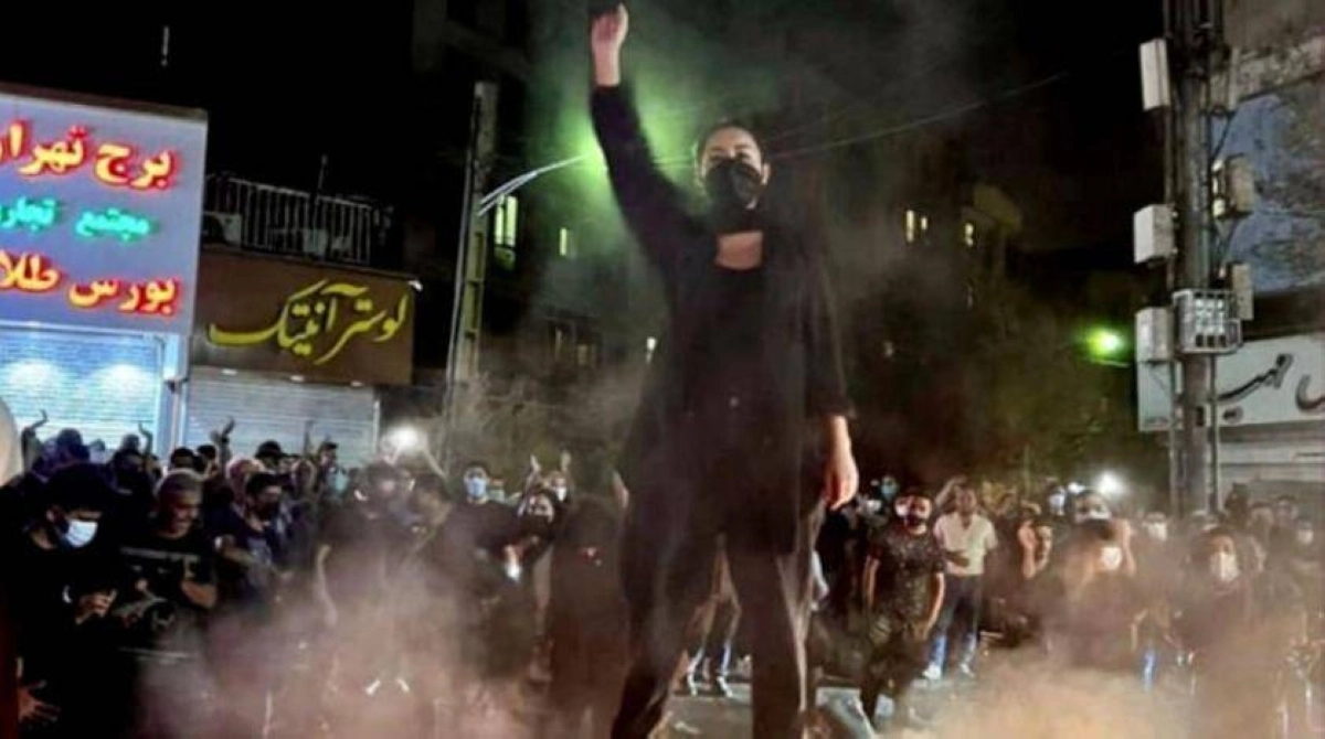 ‏‏ايرانية تتحدى القمع وتواصل الاحتجاج (مكة) - نسخة