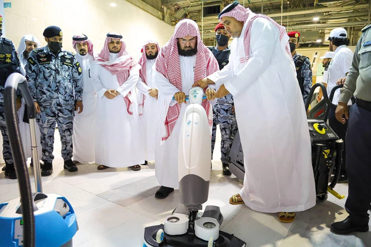 

السديس يتابع أعمال الآليات الجديدة                                              (مكة)