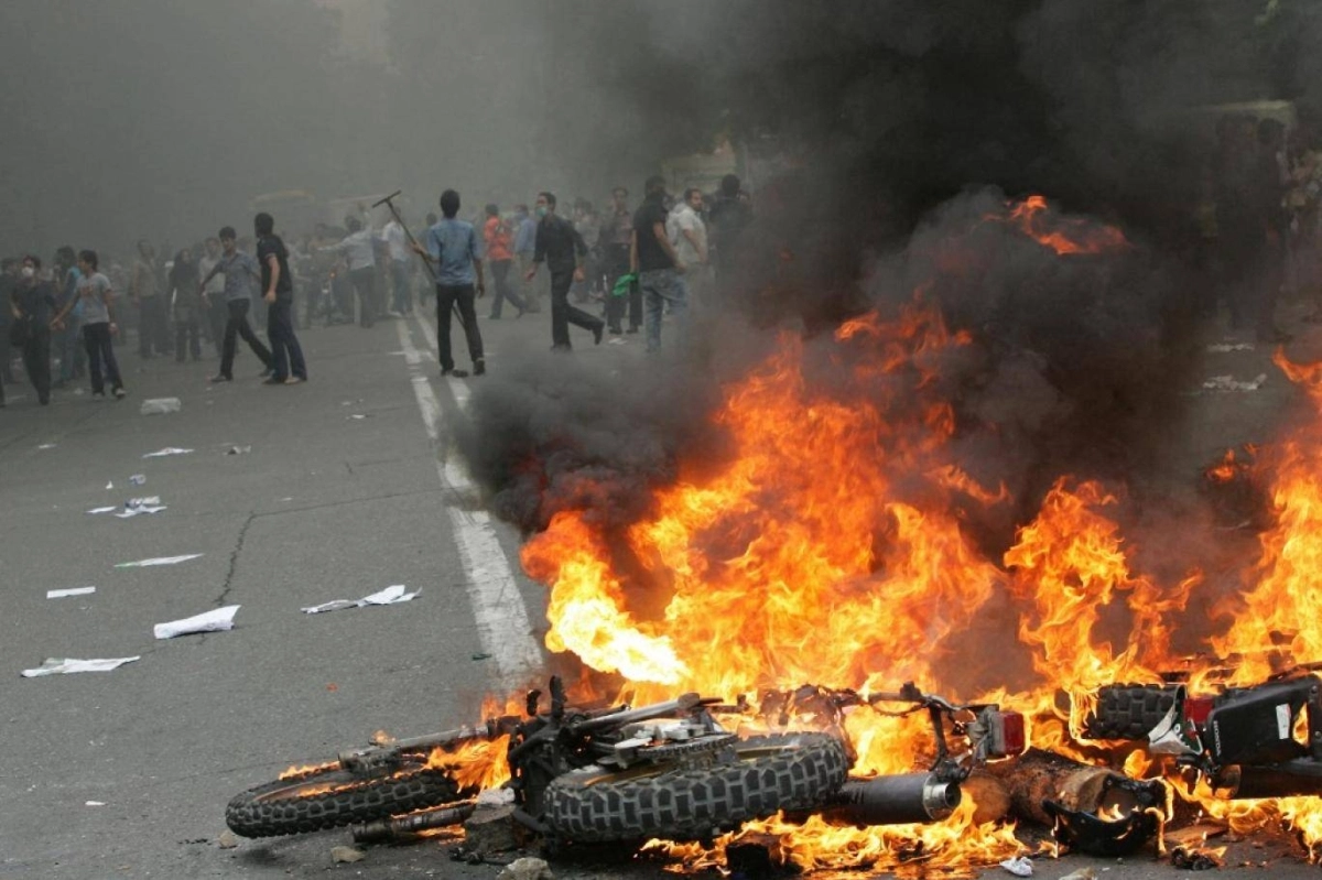 

احتجاجات الإيرانيين تتواصل في عدد كبير من المدن                    (مكة)