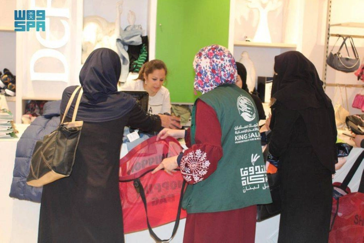 

أسرة سورية تحصل على الكسوة الشتوية                  (واس)