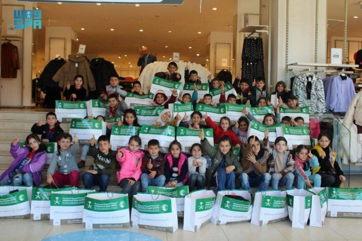 

أطفال مبتهجون بالكسوة