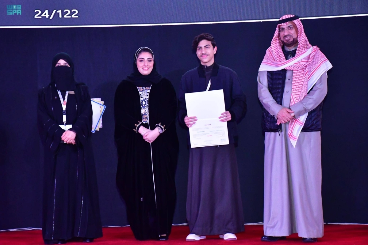 

جانب من تسليم الجوائز للفائزين                                (مكة)