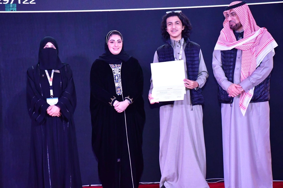 طالبة تتسلم جائزتها (مكة)