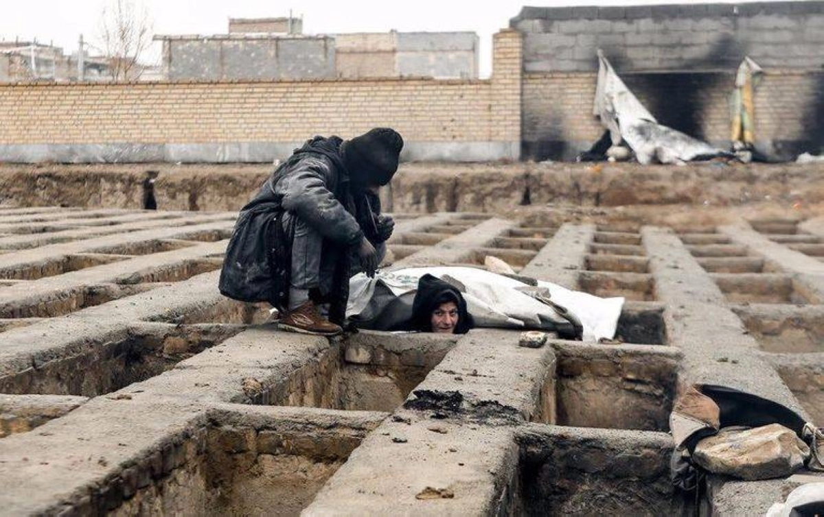 إيرانيان موجودان بين القبور