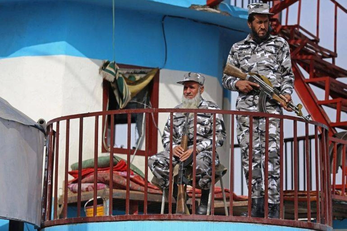 

زي يحاكي ملابس الأمن حول العالم