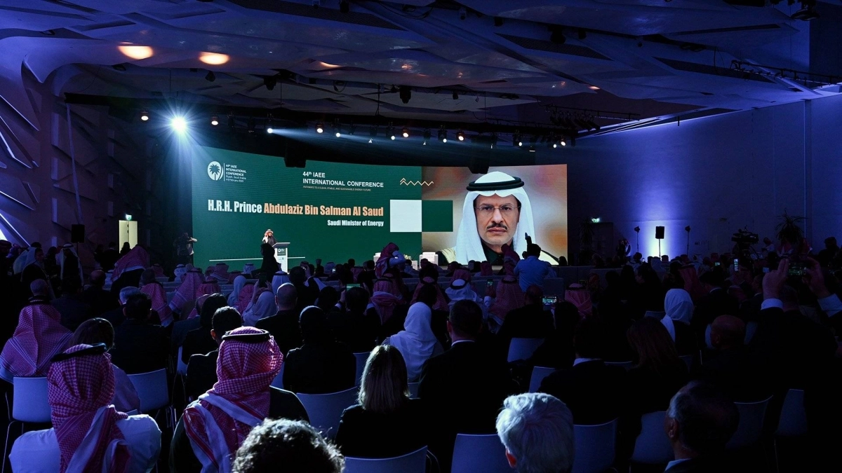 خلال افتتاح وزير الطاقة المؤتمر