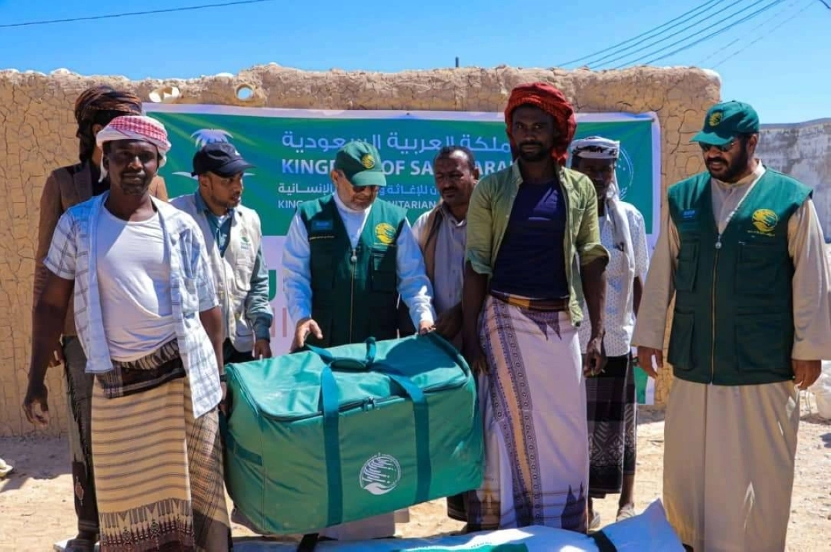 

من توزيع الملابس الشتوية السعودية في المهرة                                                      (مكة)