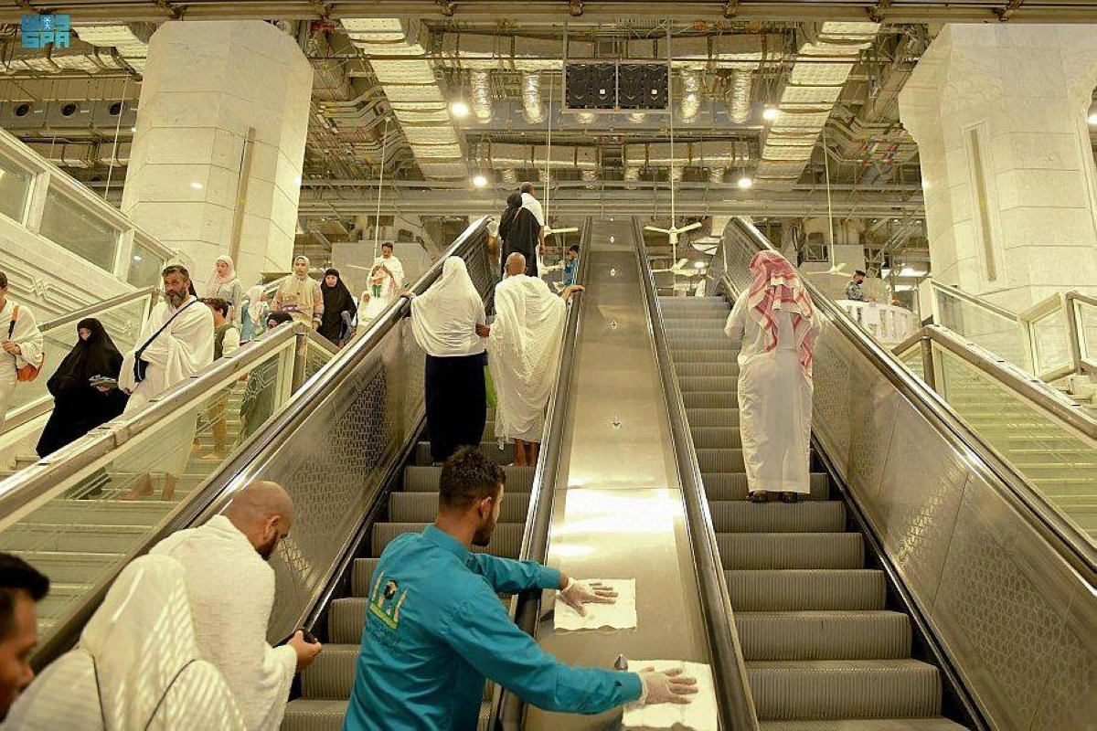  تعقيم وتطهير السلالم الكهربائية (مكة)