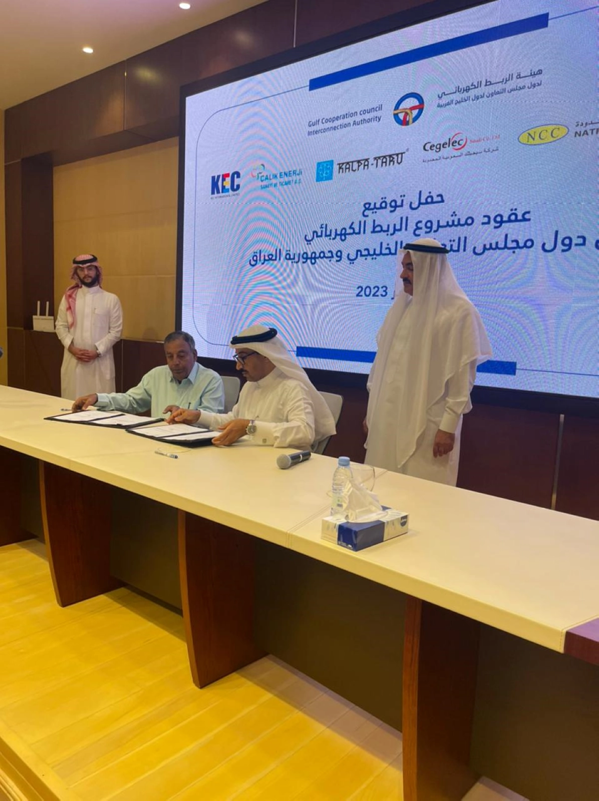 توقيع مع احدى شركات المقاولات (مكة)