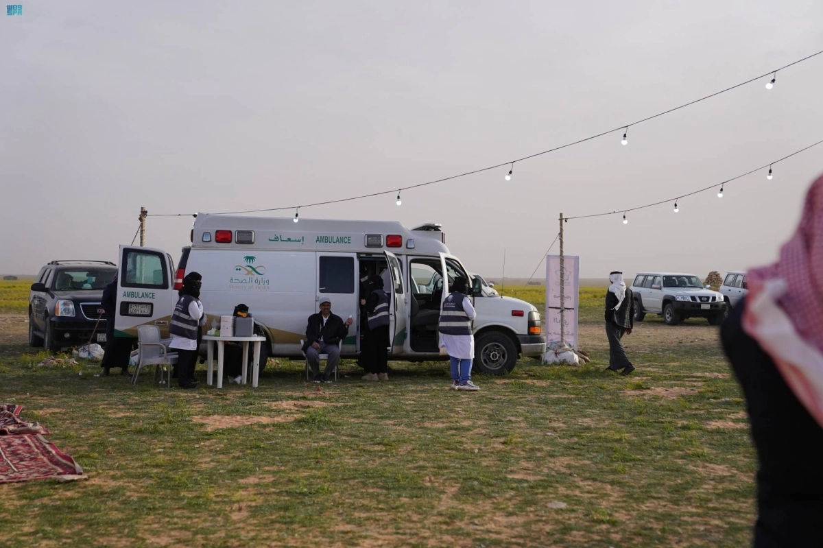 

عيادة متنقلة داخل مخيم صوير البري                                                       (مكة)