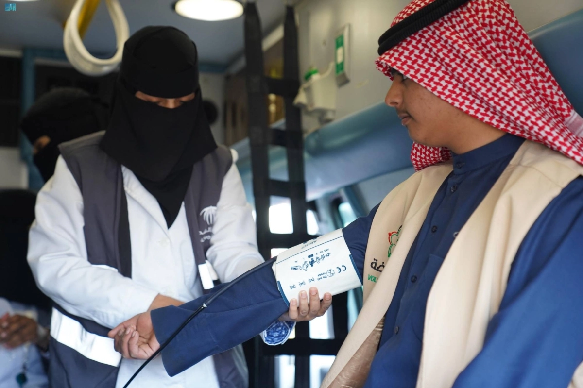 ممرضة تقيس ضغط أحد المتنزهين (مكة)