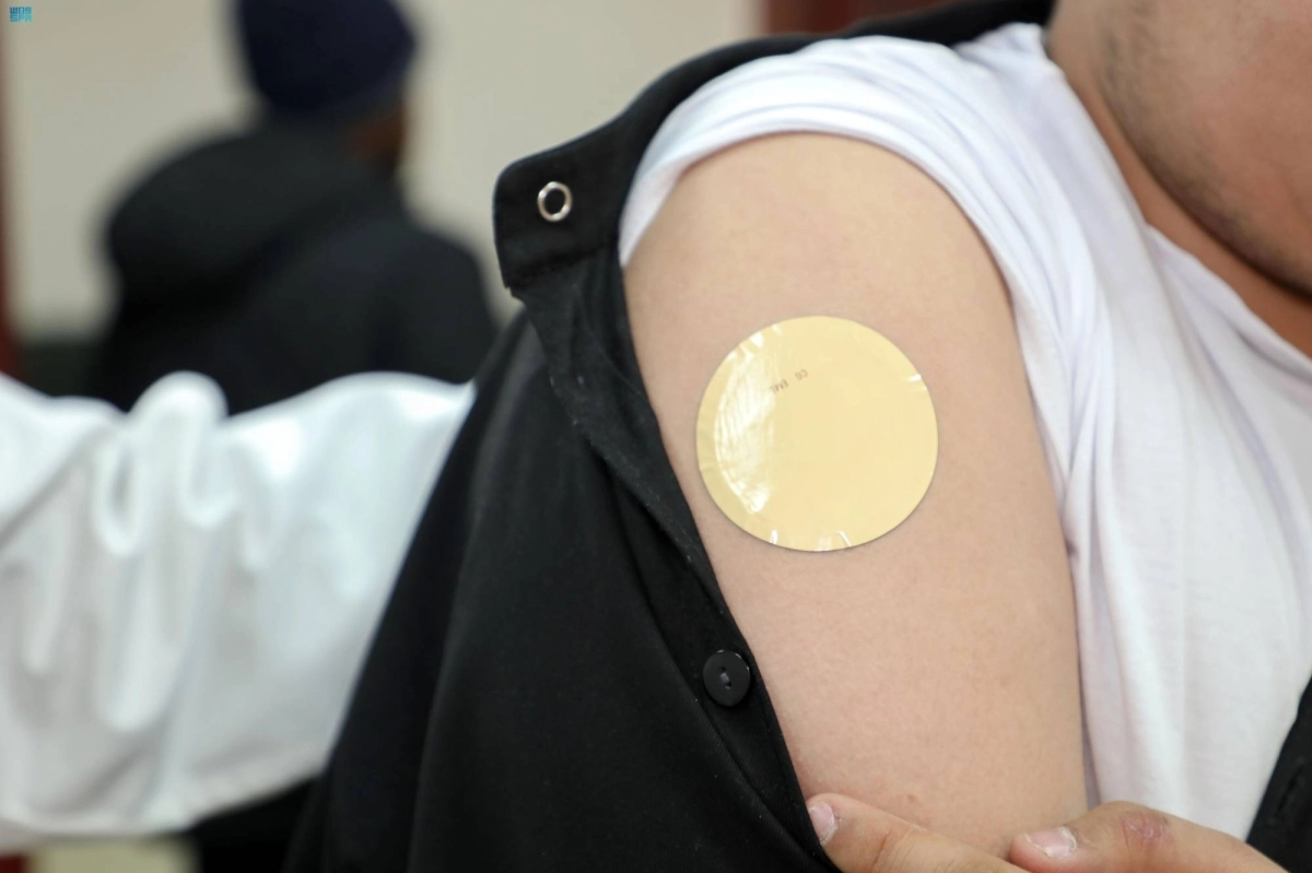 

أحد المدخنين يخضع للعلاج           (مكة)