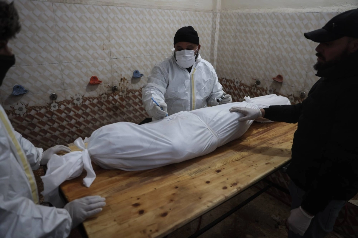 

أحد ضحايا الزلزال المدمر