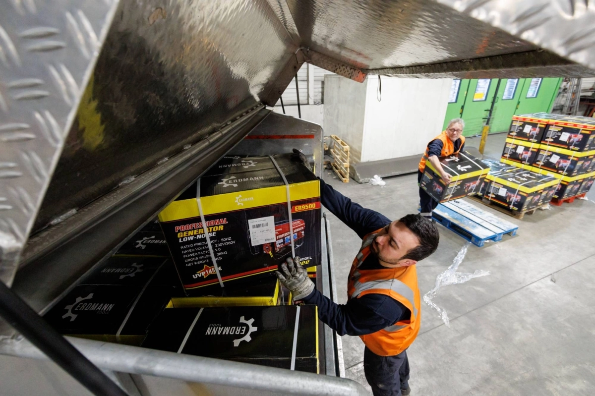 

مواد إيوائية لإغاثة الناجين                                         (د ب أ)