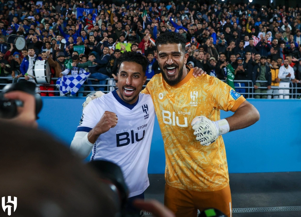 الدوسري يحتفل مع المعيوف